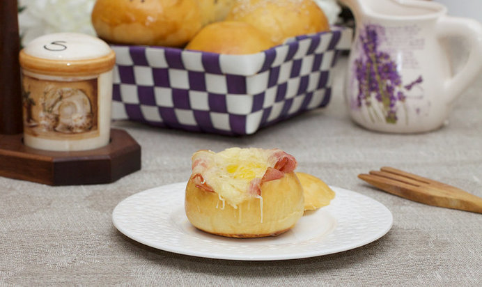 Булочки с беконом и яйцом