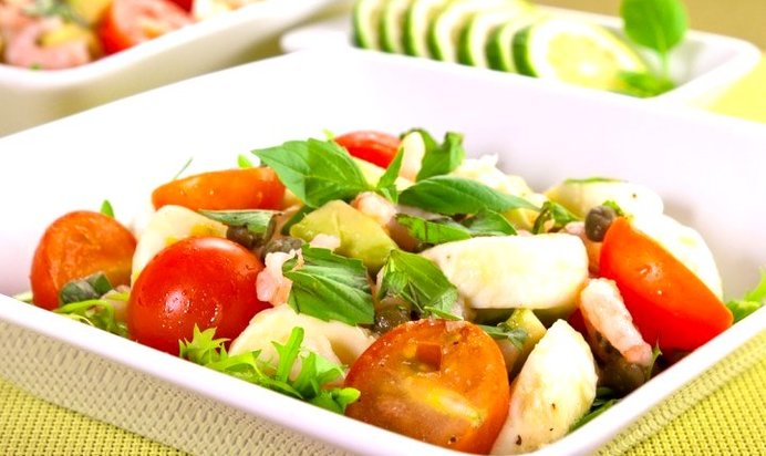 Салат с моцареллой, помидорами, креветками и авокадо