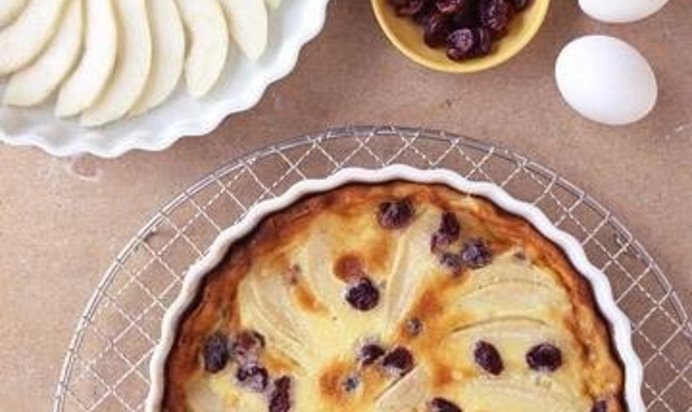 Клафути с грушами и сушеной вишней