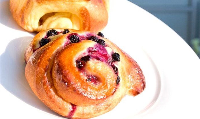 Булочки с черной смородиной и взбитыми сливками