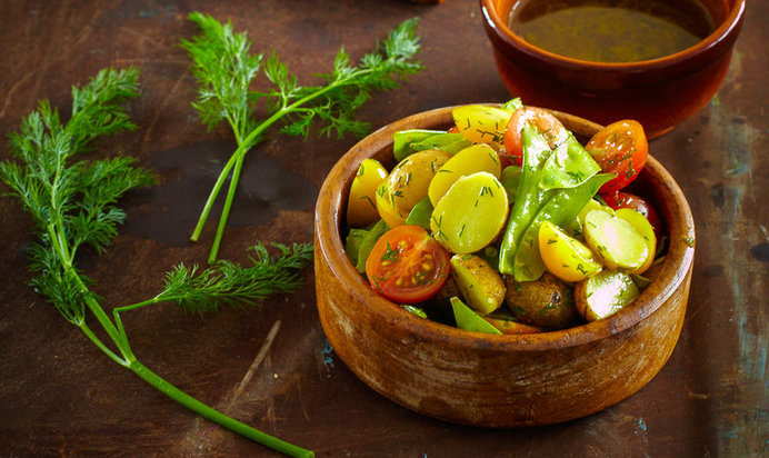 Салат из молодого картофеля с укропом и хреном