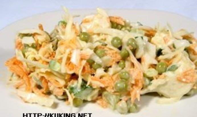 Салат с белокочанной капустой, огурцами и горошком