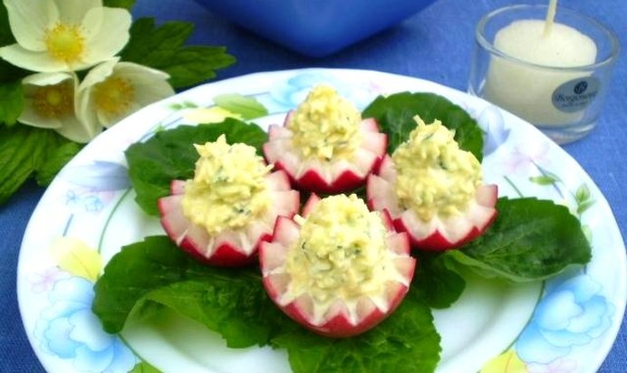Салат в корзинках из редиса