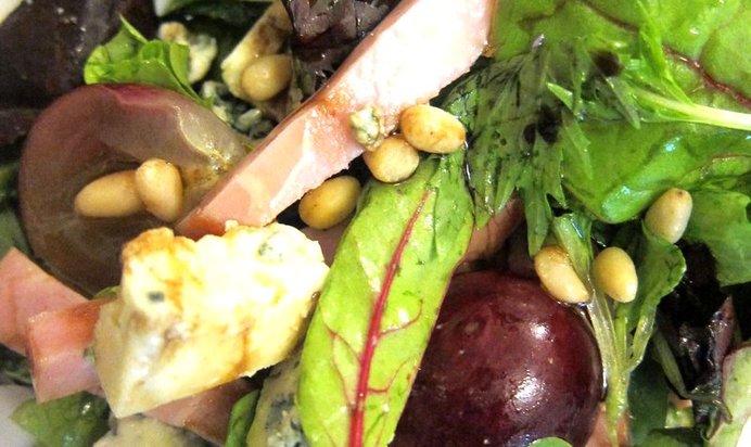 Салат из винограда, сыра и ветчины