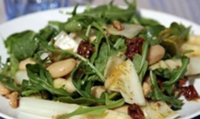 Салат из гигантской фасоли со спаржей и заправкой песто