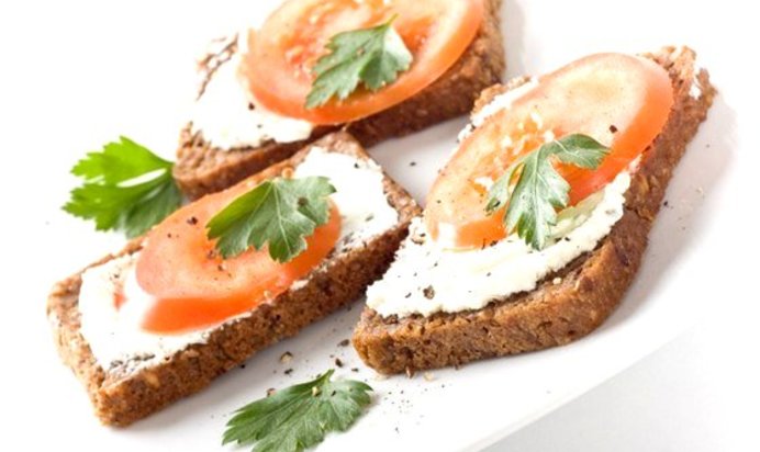 Бутерброды с помидорами и хреном