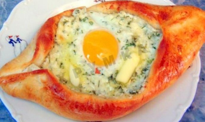 Хачапури по-аджарски с яйцом