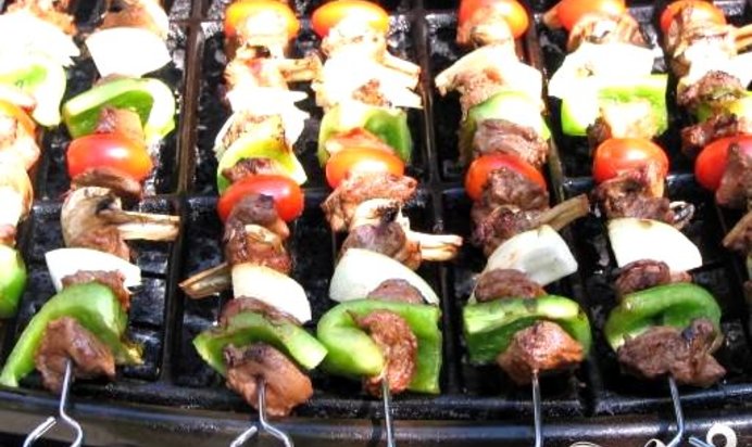 Шашлыки из ягненка с помидорами и мятой