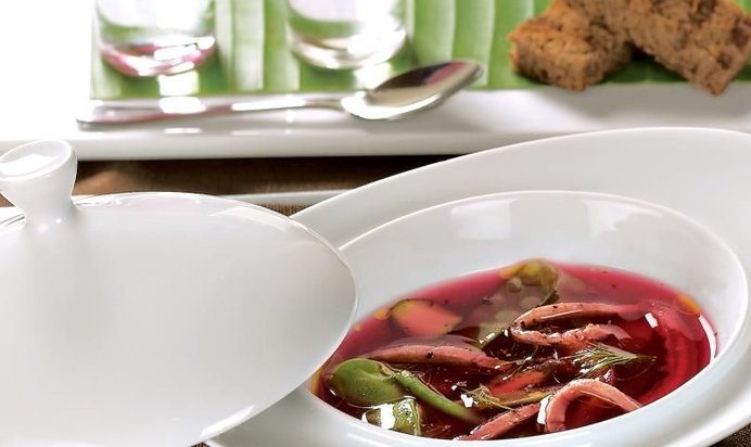 Борщ со свежими овощами на основе свекольного консоме