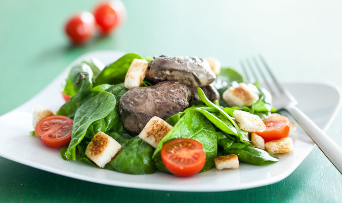 Салат из куриной печенки со шпинатом