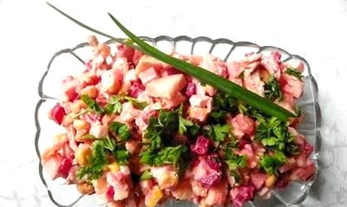 Салат со свеклой куриным мясом и кукурузой