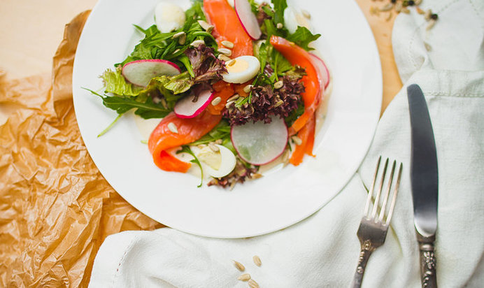 Салат с копченой семгой