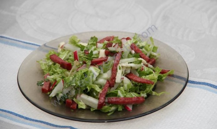 Легкий салат Полянка с колбасой