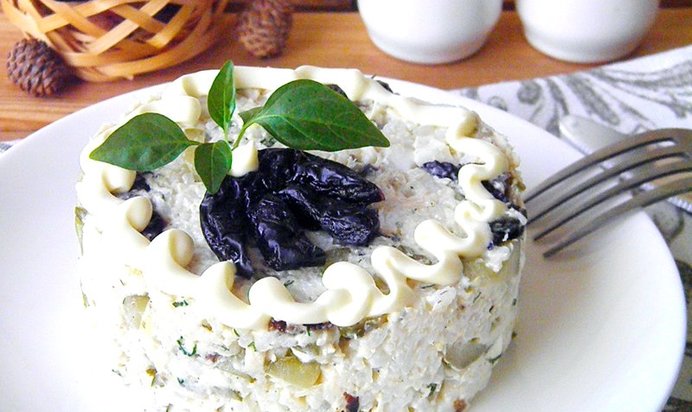 Салат из курицы с черносливом