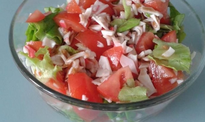 Салат на одного с крабовыми палочками