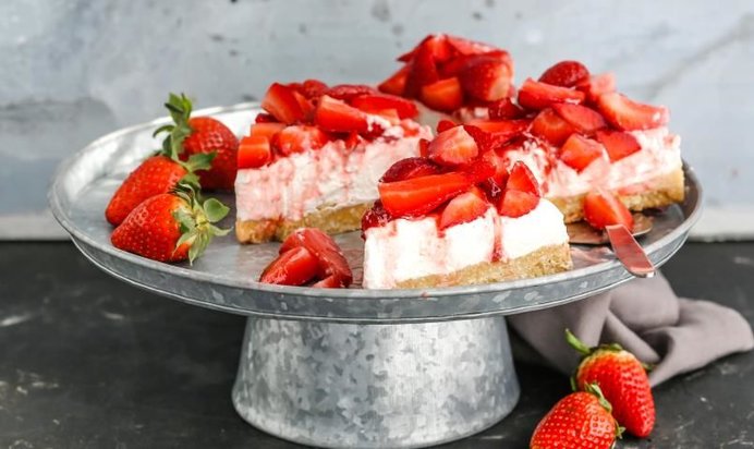 Торт без выпечки с клубникой