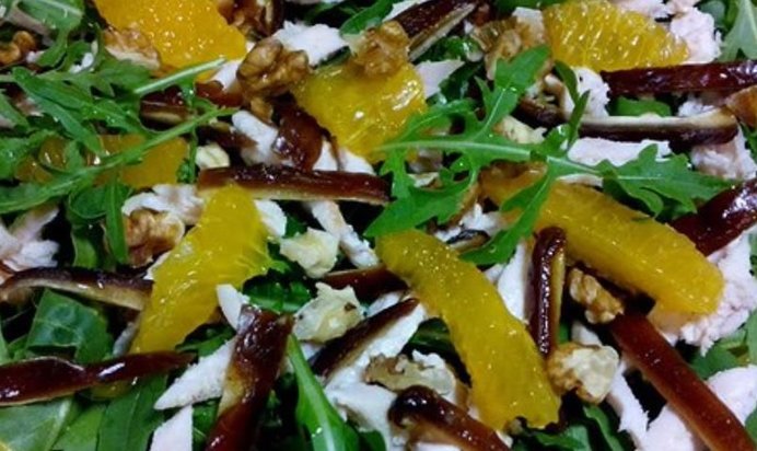 Салат с курицей, финиками и апельсинами