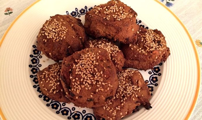 Печенье из кукурузной муки с орехами и черносливом