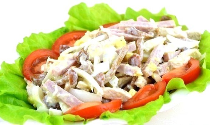 Куриный салат с ветчиной и опятами