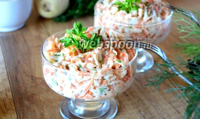 Салат с редисом дайкон, морковью и яблоком