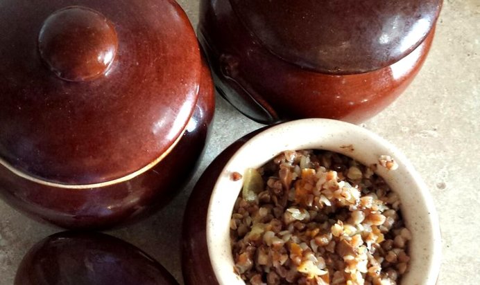 Гречка со свининой в горшочке по‑купечески