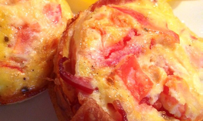 Омлетно-беконовый маффин на завтрак