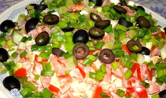 Салат из риса, помидоров и огурцов