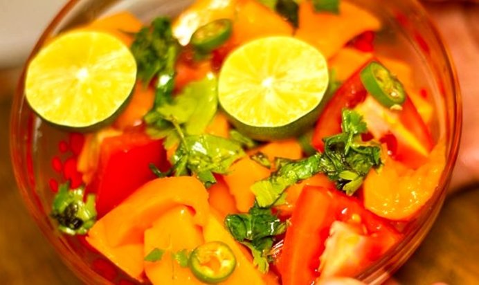 Салат с манго и помидорами