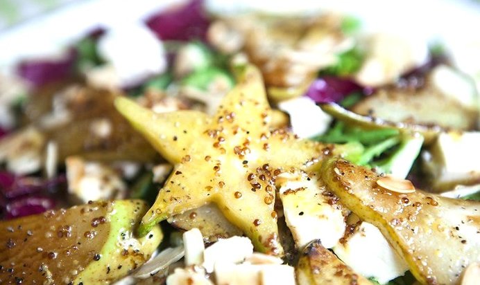 Теплый салат с карамелизованной грушей, сливочным сыром и миндалем