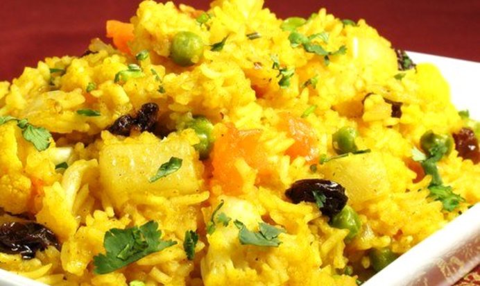 Рисовый салат из курицы по‑малазийски с ананасами, имбирем и карри