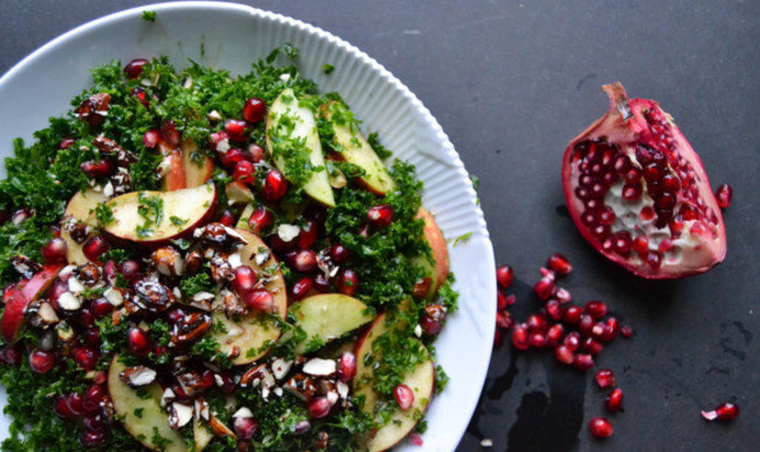 Салат с капустой кале, яблоком и гранатом