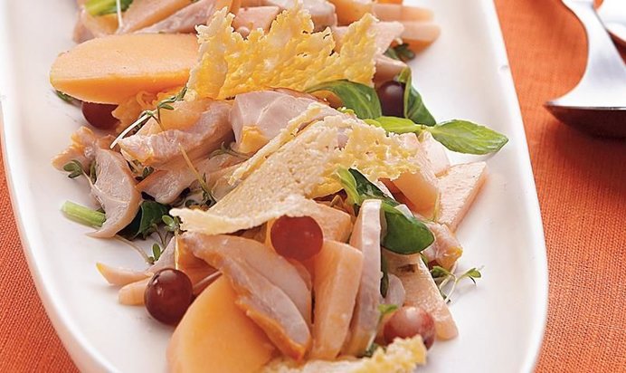 Салат с курицей, дыней и чипсами из пармезана