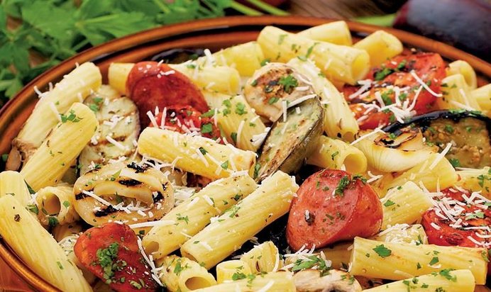 Теплый салат с баклажанами и колбасками