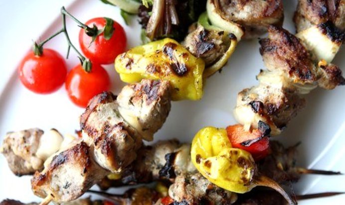 Шашлыки из гусиных грудок, бекона, лука и зеленого перца