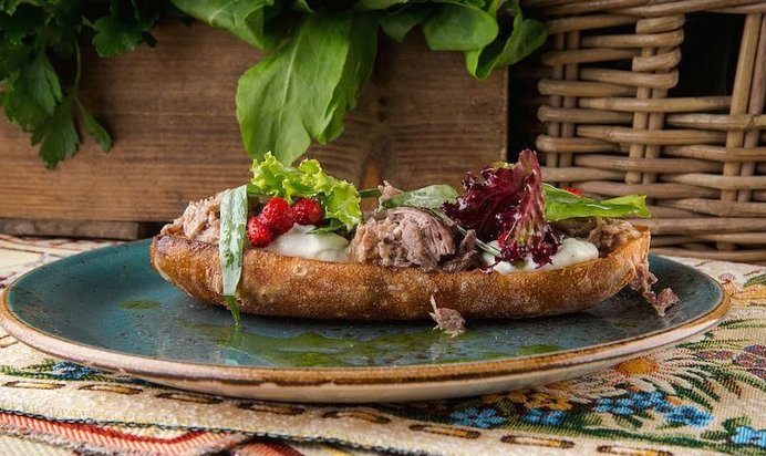 Брускетта с каймаком, уткой, тархуном и душистой земляникой