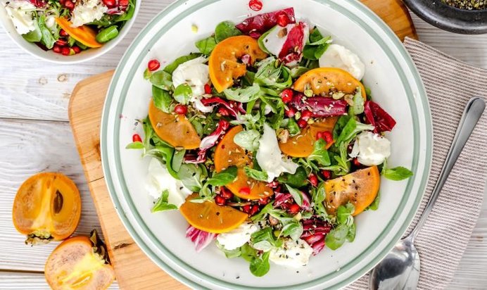 Салат с хурмой и моцареллой