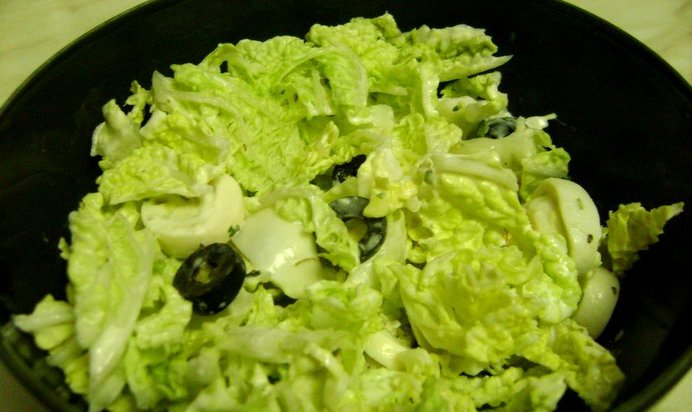 Салат с пекинской капустой и яйцами