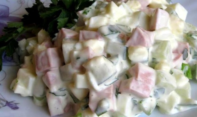 Салат из сосисок и яиц