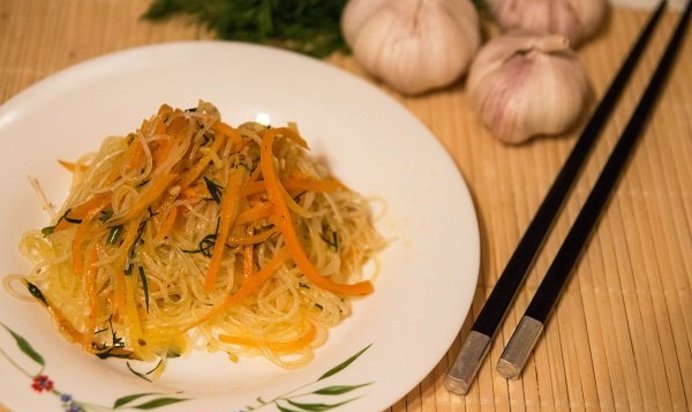 Острый салат с фунчозой