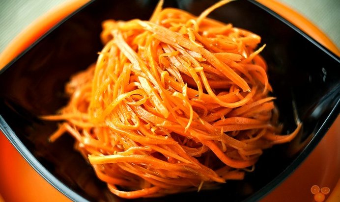 Салат из свежей моркови с кальмарами