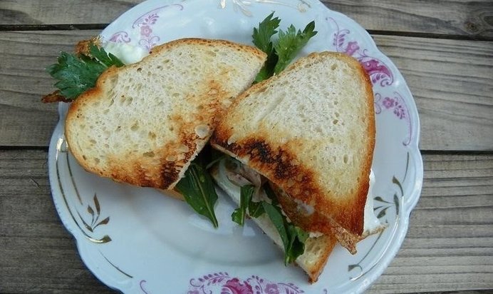 Сэндвич с яичницей и рукколой