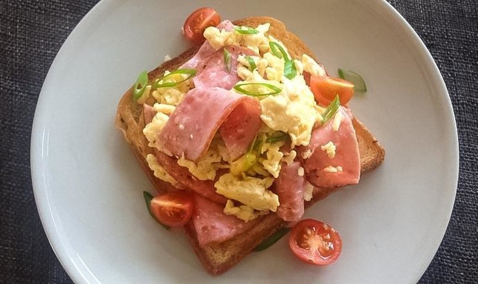 Сэндвич с телячьей колбасой и яичницей-болтуньей