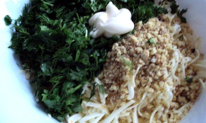 Голубцы из свежих листьев салата с сыром