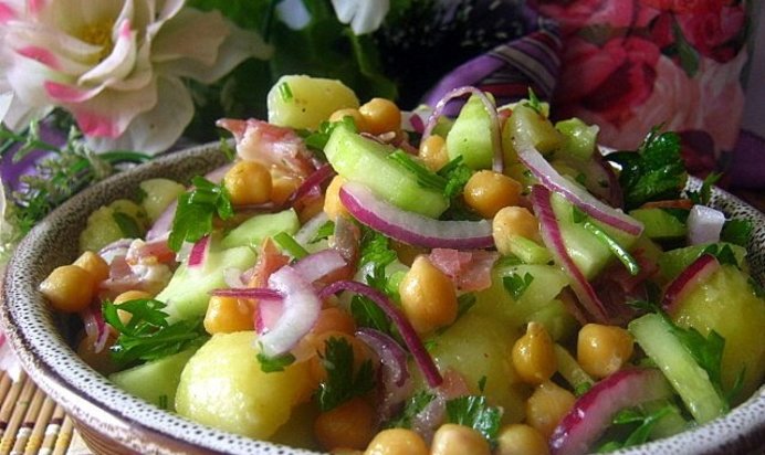 Картофельный салат с нутом и беконом