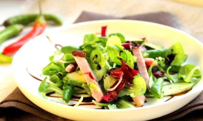 Салат со свежим огурцом