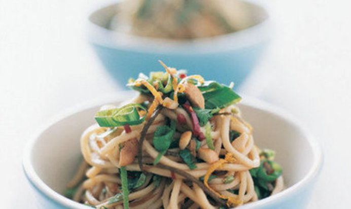 Салат из цитрусовых, чили и лапши