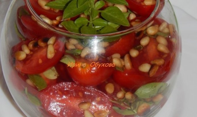 Салат из помидор с кедровыми орешками.