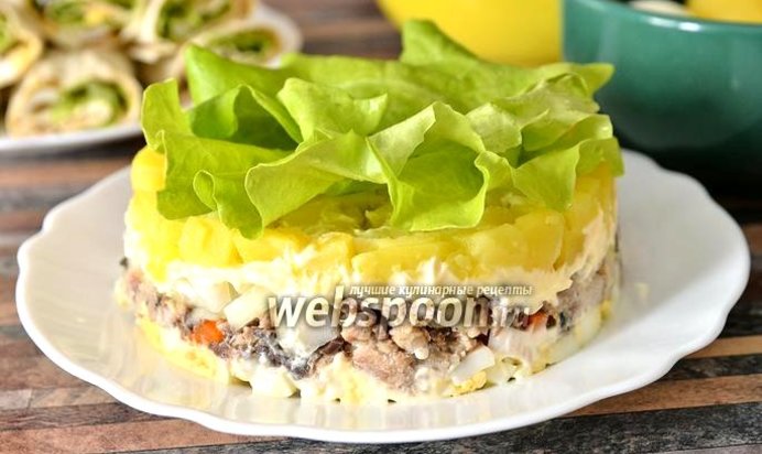 Салат с сардинами и кальмарами