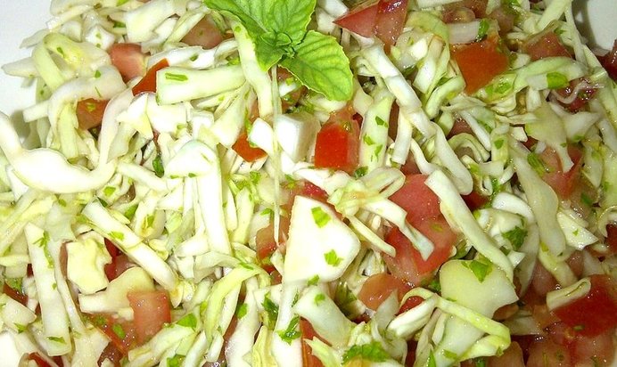 Салат из капусты, помидоров и чеснока