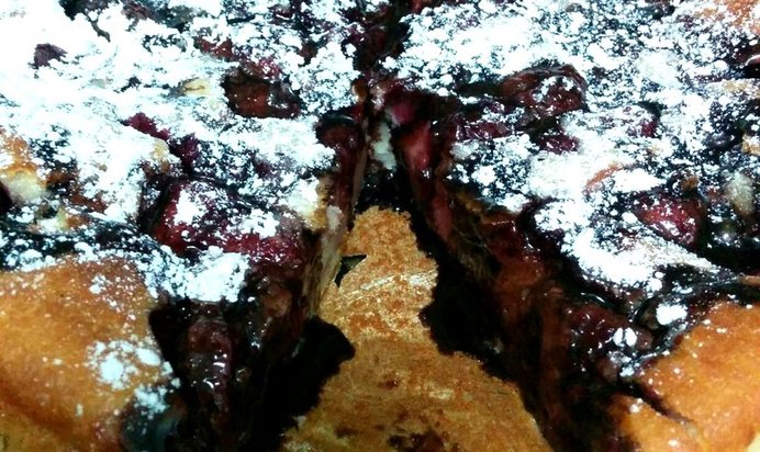 Быстрый пирог с замороженными ягодами (вишней)